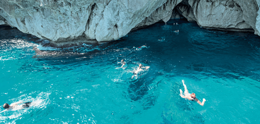 Schwimmen in einer Meereshöhle