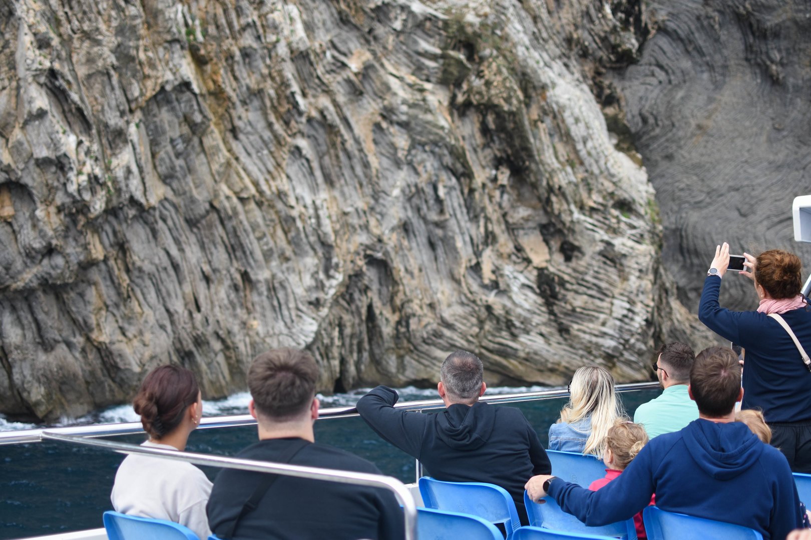 Bootsfahrt entlang der Küste