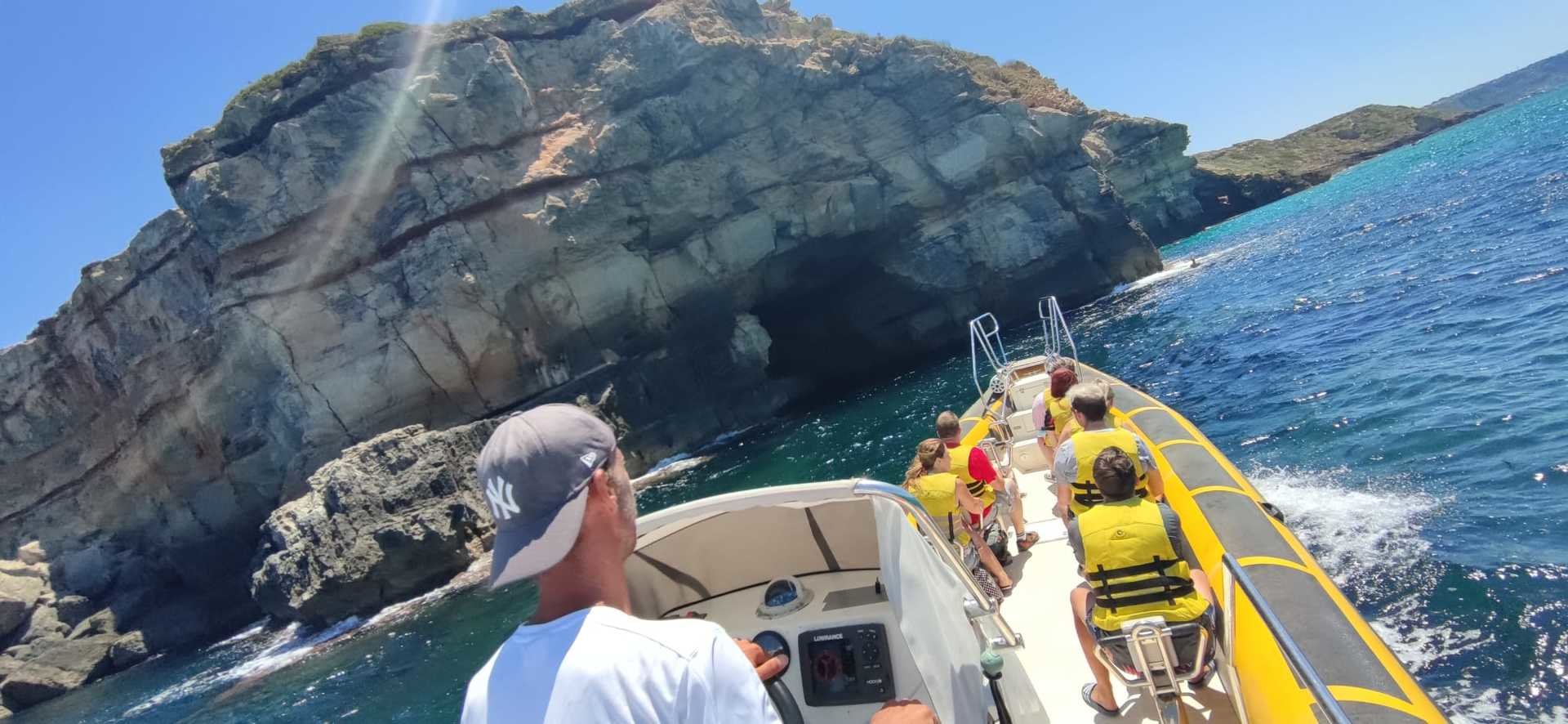 Schnellboot an der Küste