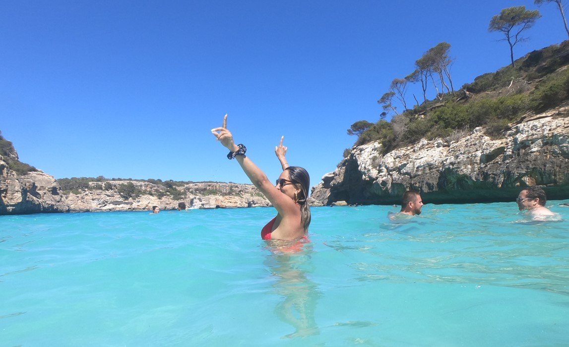 Frau im Wasser in der Cala