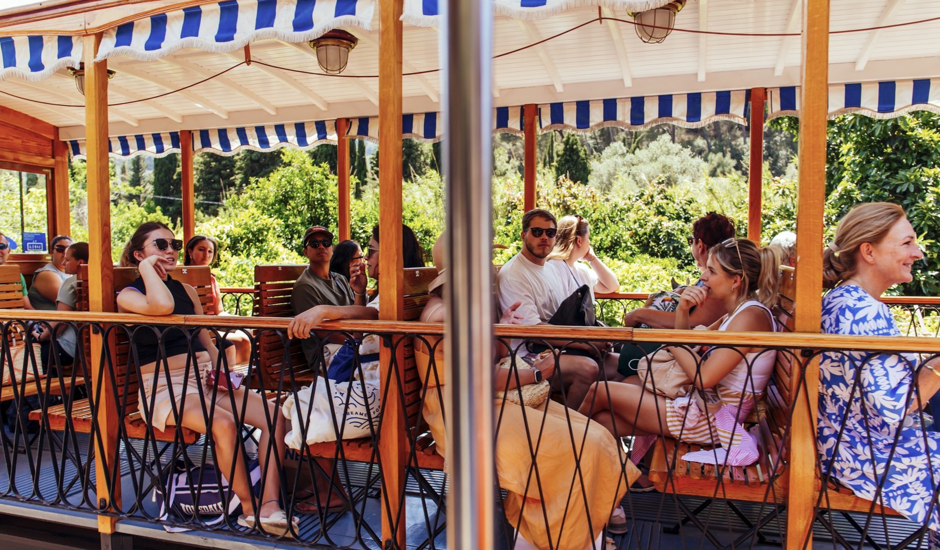 Leute in der Strassenbahn