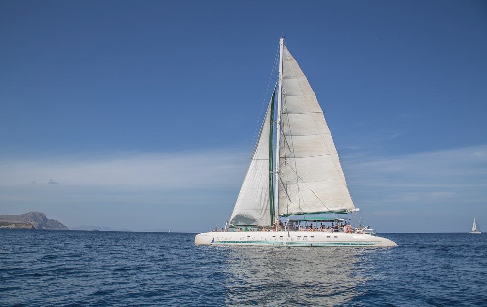 Katamaran in der Bucht vor Cala Ratjada