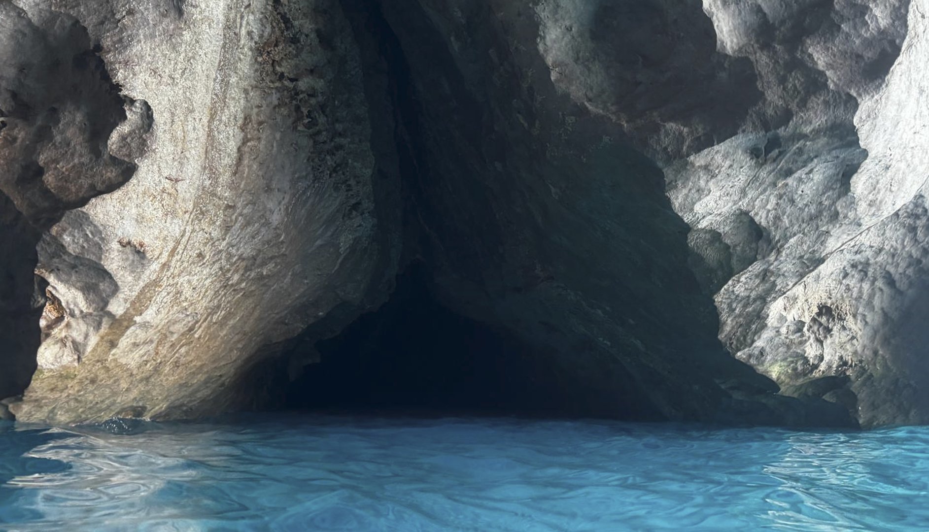 Landschaft um die Blaue Höhle