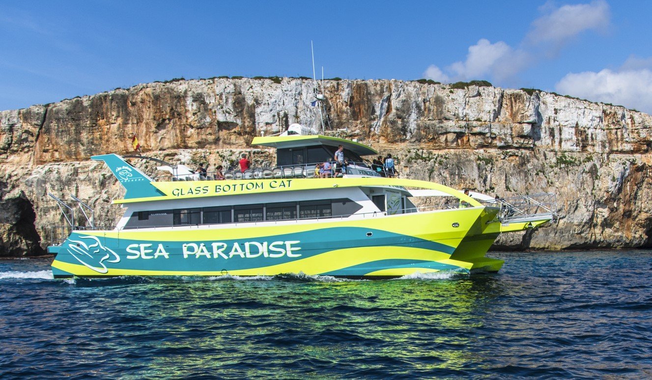 Bootsfahrt entlang der Küste