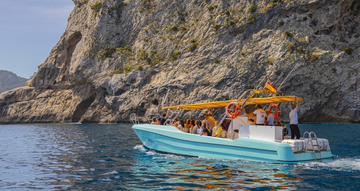 Boot fährt entlang der Küste