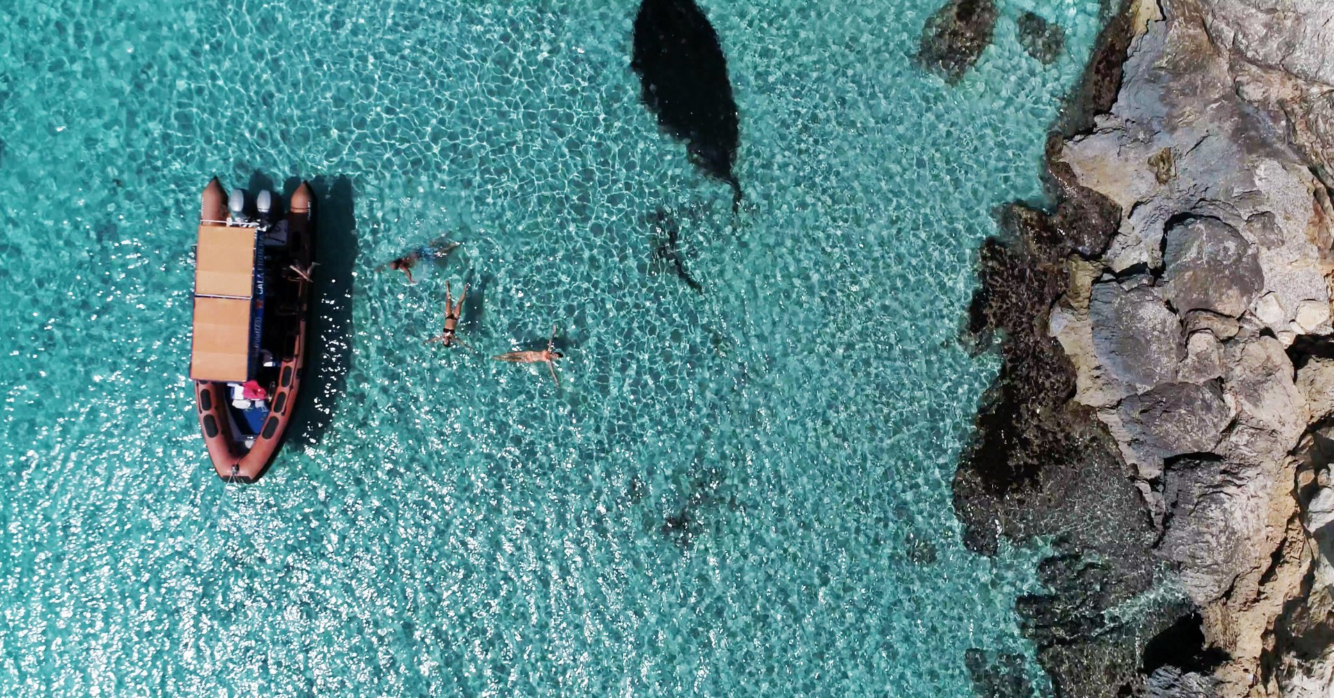 Nach Cala Marmols mit dem Boot