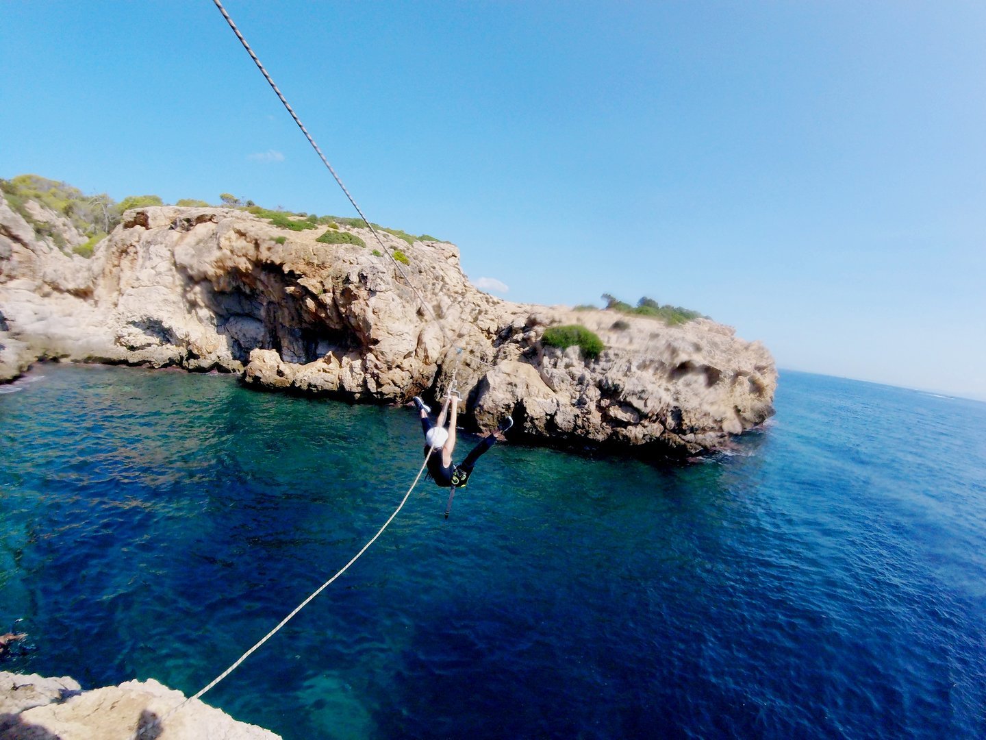 Seilrutsche im Wasser beim Coasteering