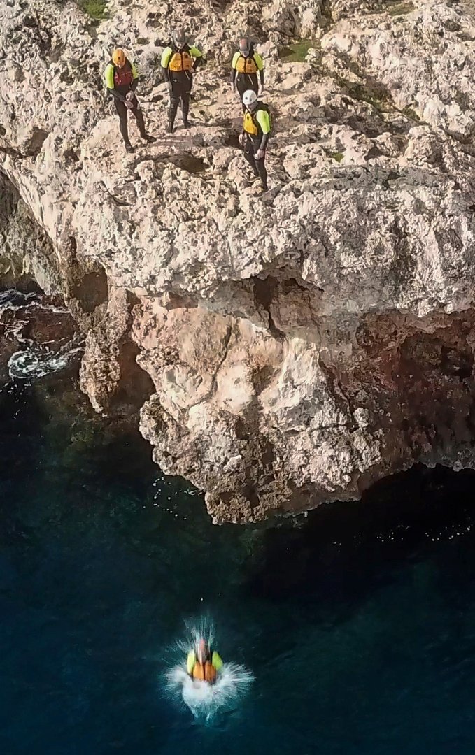 Sprung ins Wasser beim Coasteering