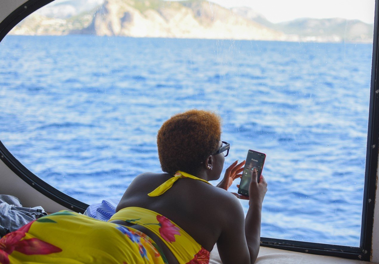 Delfine schwimmen neben dem Boot