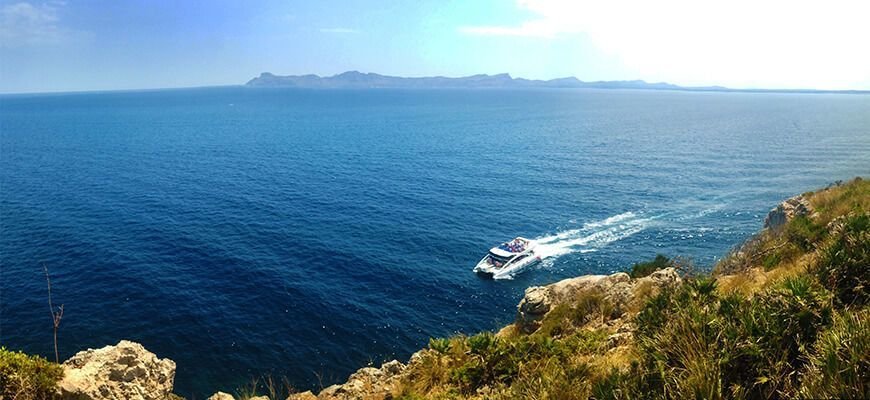 Schiff in der Bucht von Alcudia