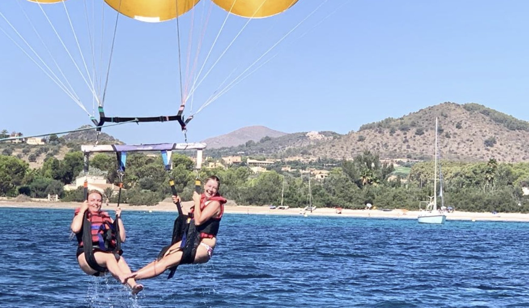 2 chicas hacen parasailing