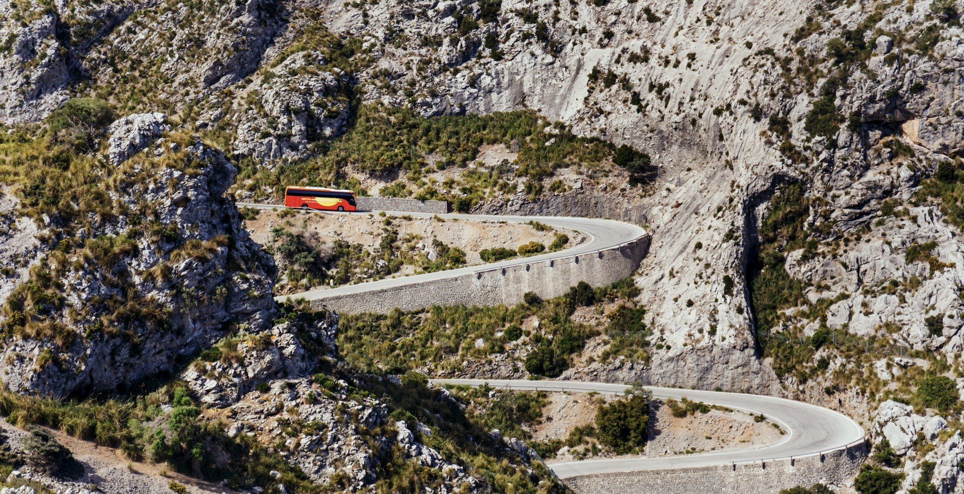 Busfahrt in den Bergen