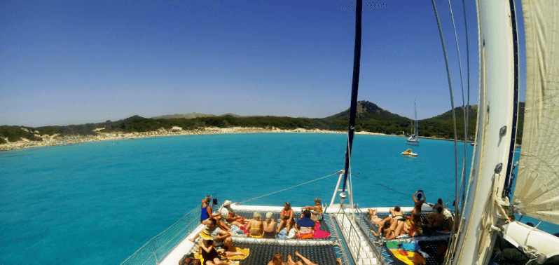 Blick auf den Katamaran und Cala Agulla Strand