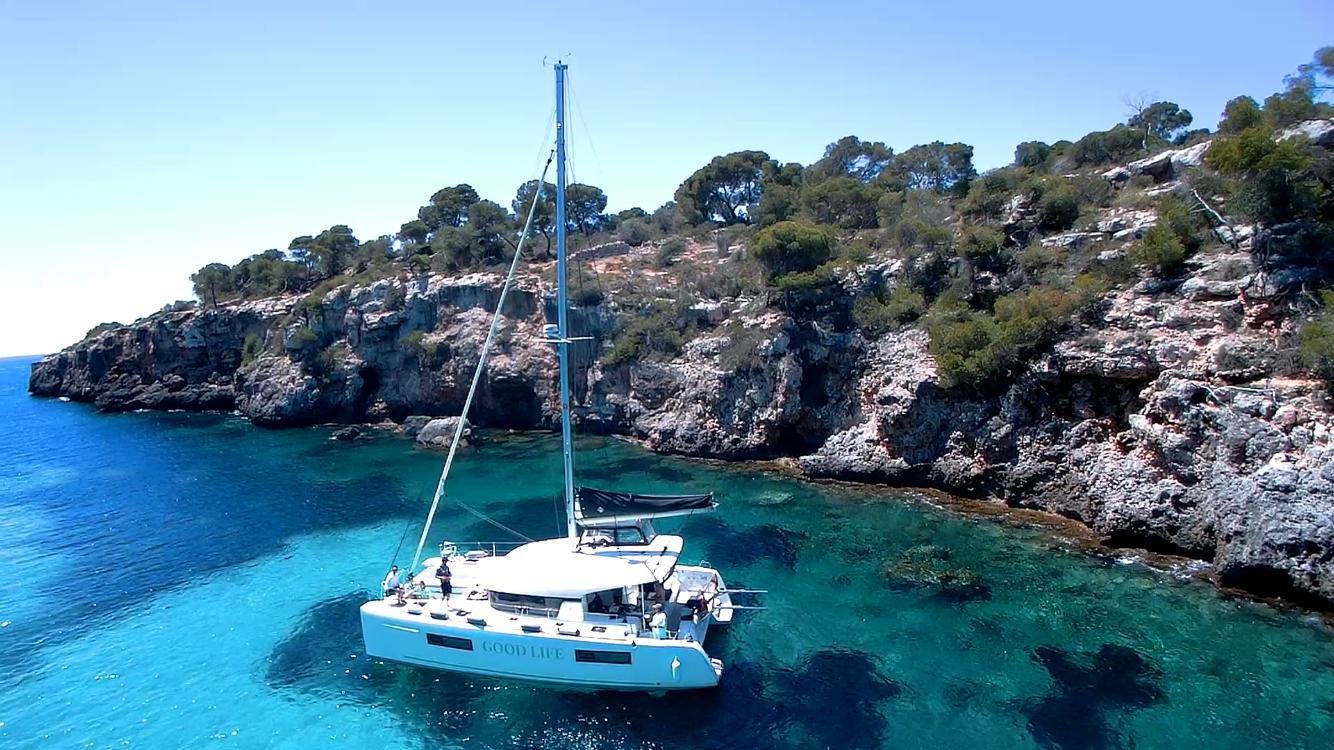 Katamaran in einer schönen Bucht