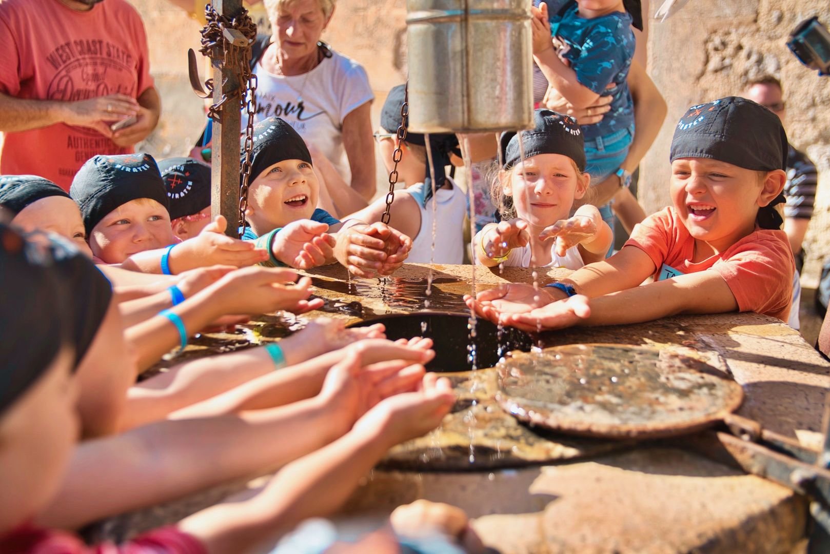 Kinder geniessend Piratentour