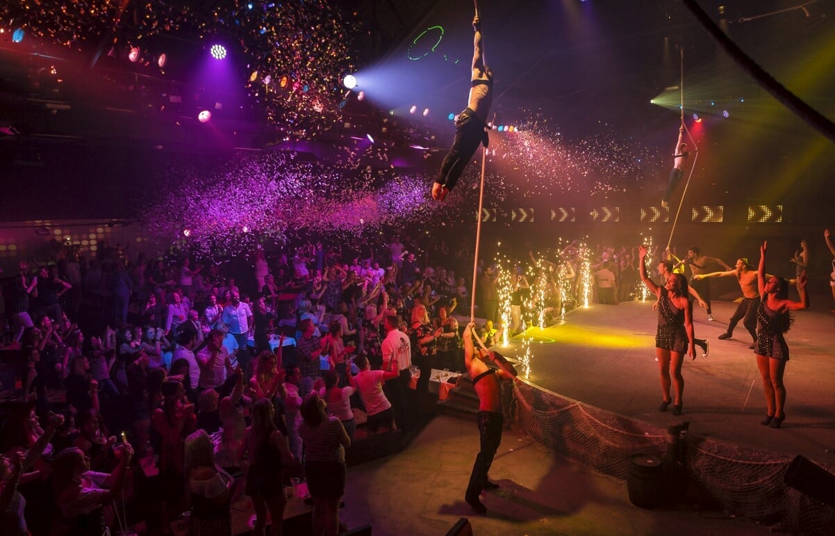 Tanz, Musik und Akrobatik