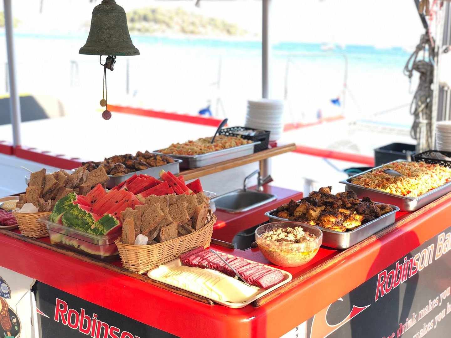 Essen auf dem Katamaran