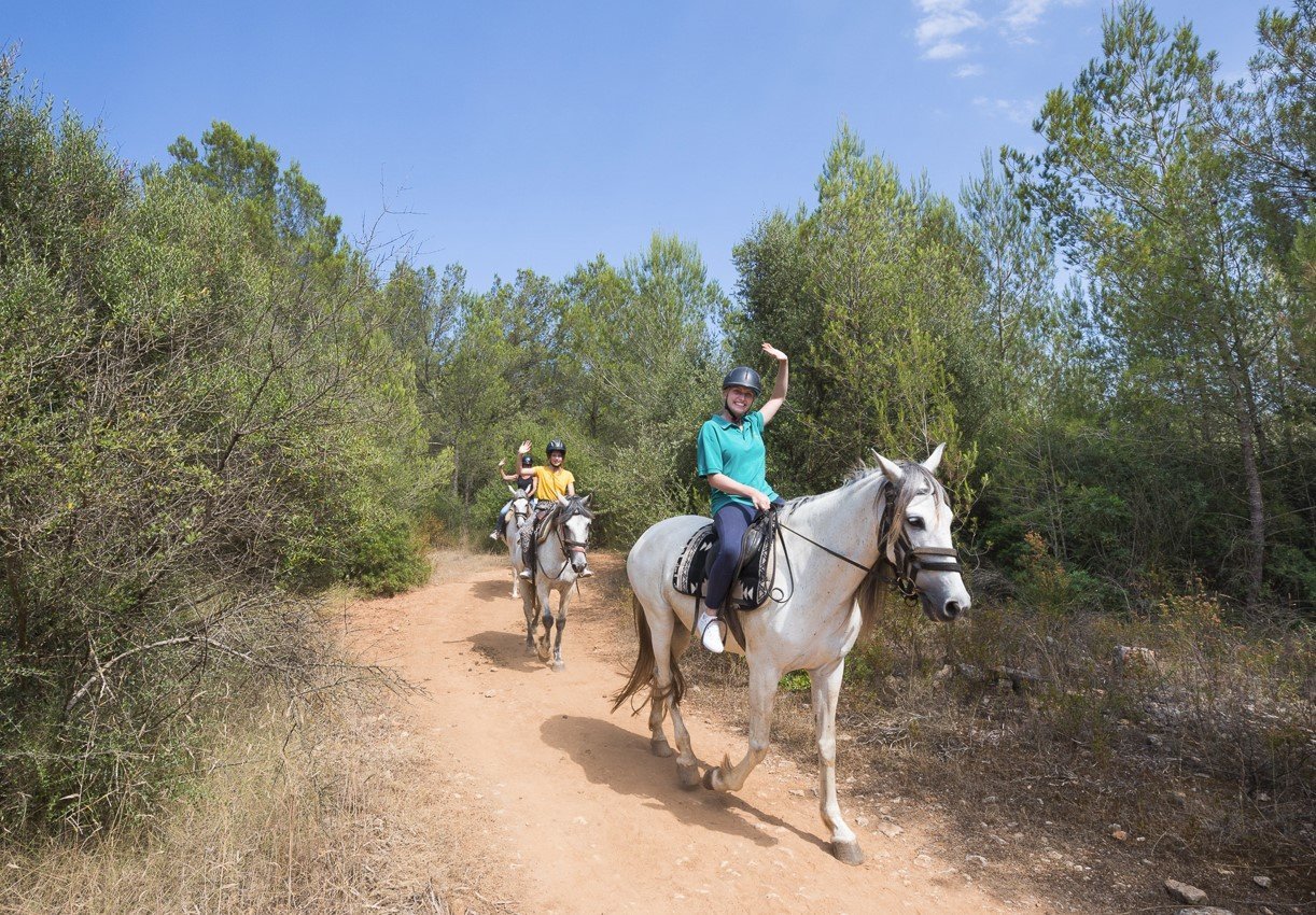 Kunden auf dem Pferderücken