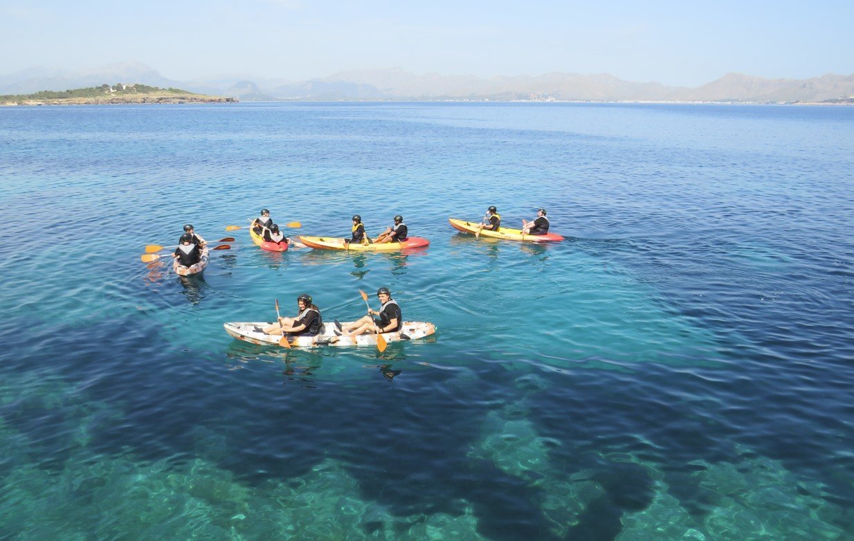 Kajakfahren in kristallklarem Wasser