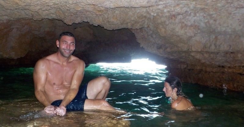 descanso dentro de la cueva marina