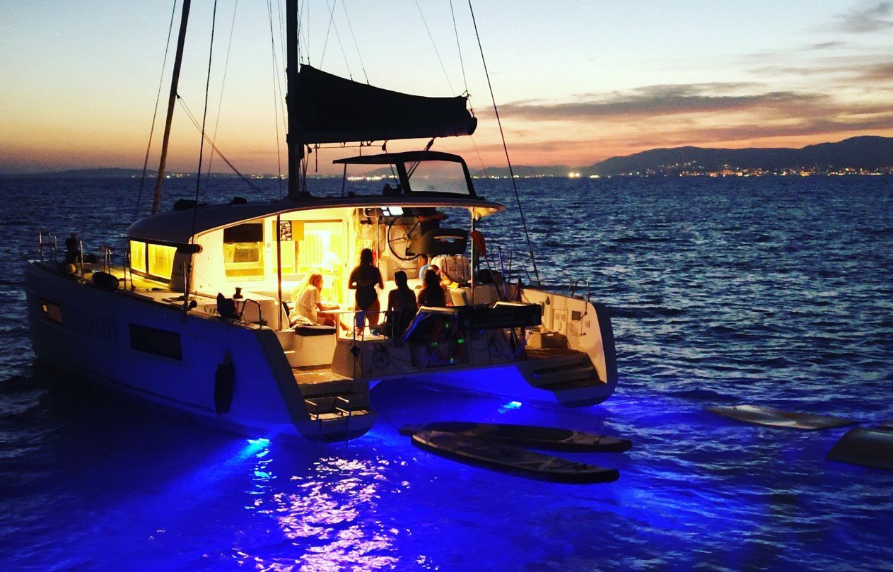 anochecer en catamaran