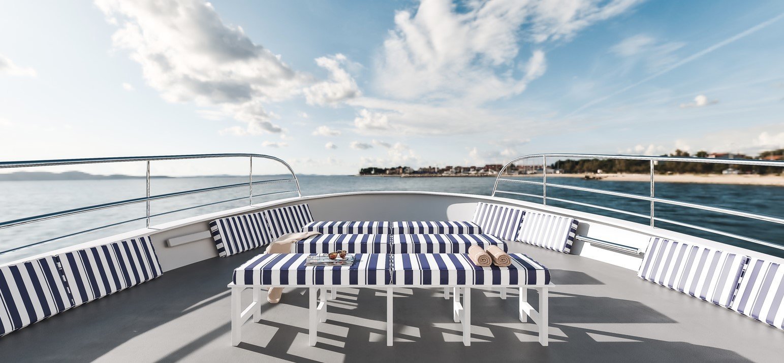 navegando con el barco por la bahía