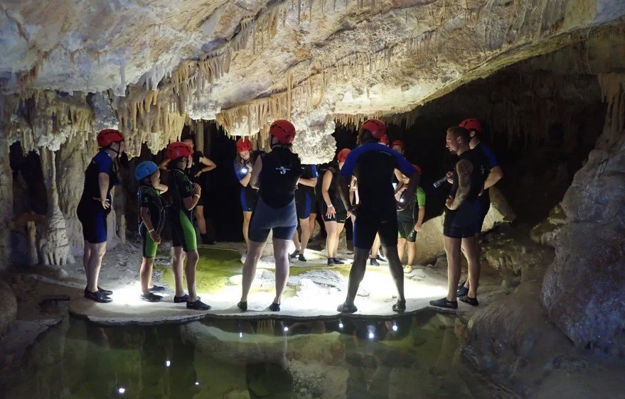 grupo dentro de las cuevas