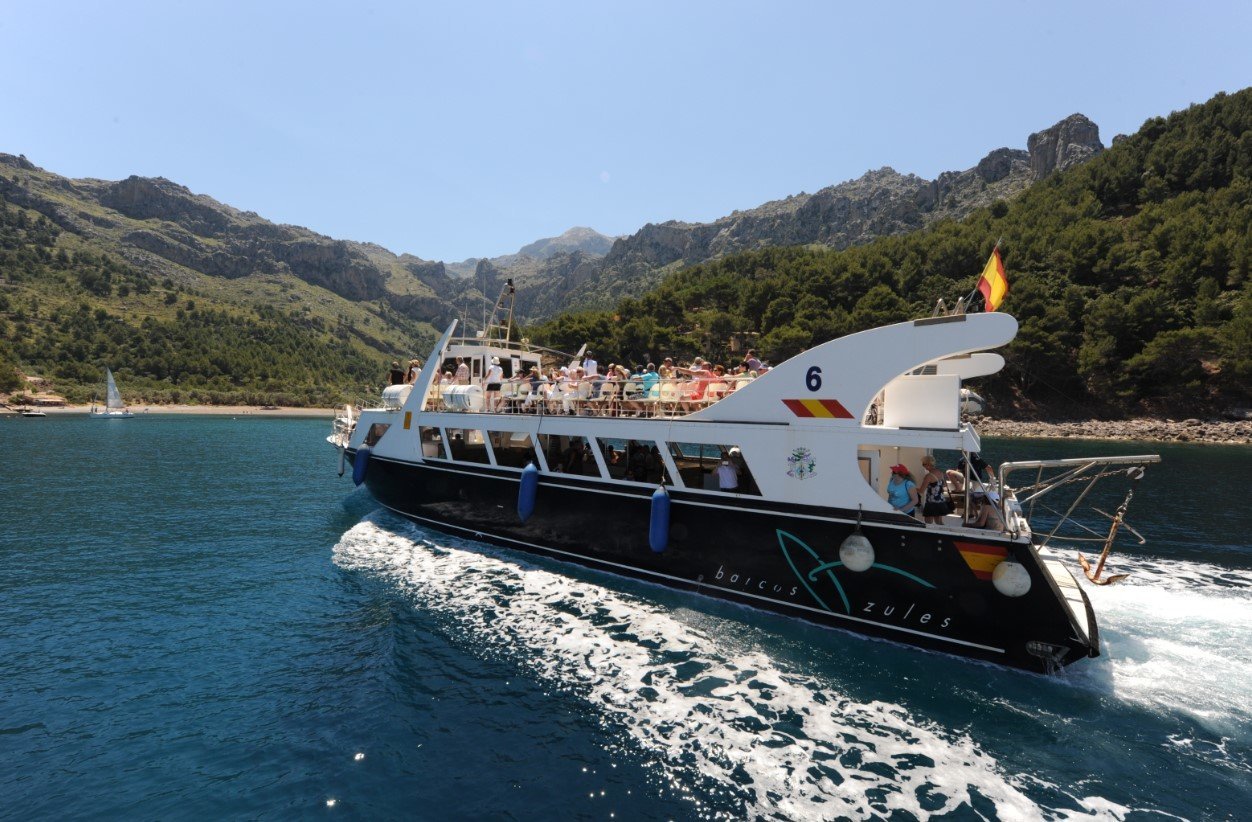 barco llegando a cala tuent