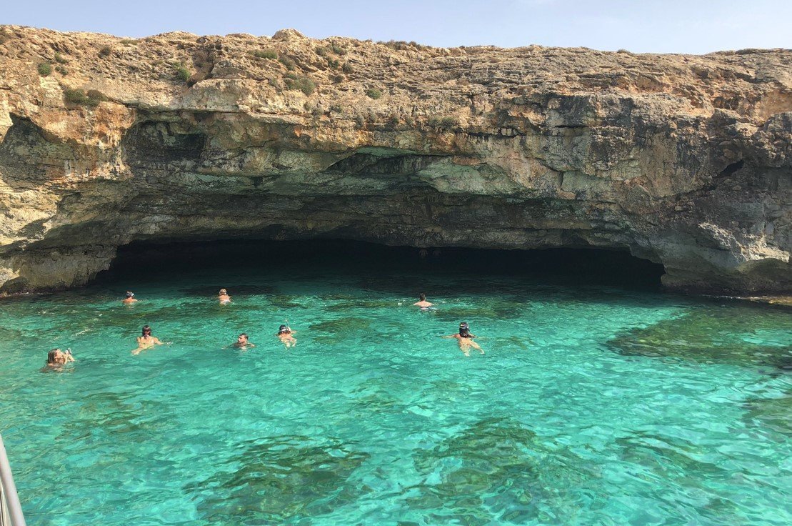 parada para baño en la cova blava en cabrera