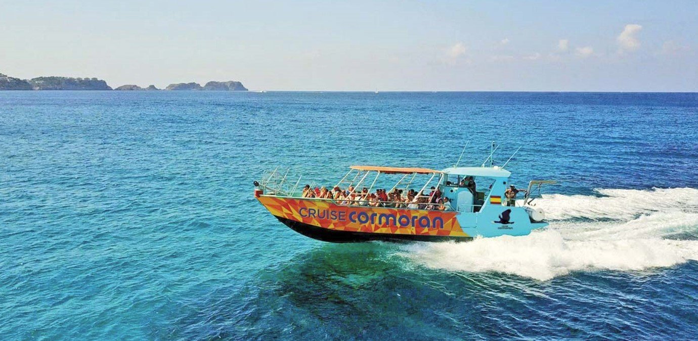 navegando hacia cabrera en el barco