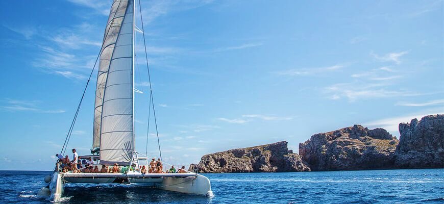 catamaran en la costa de cala ratjada