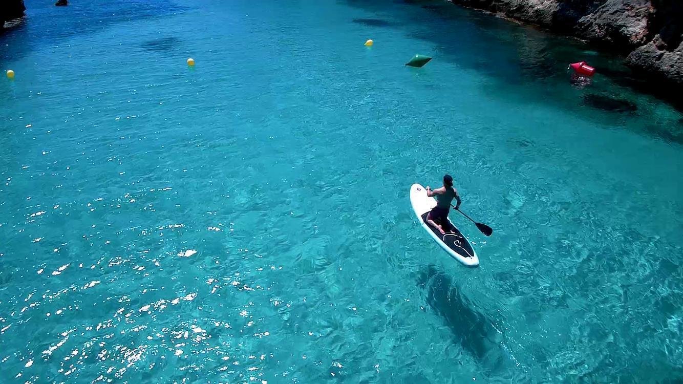 Disfrutando de hacer paddle surf