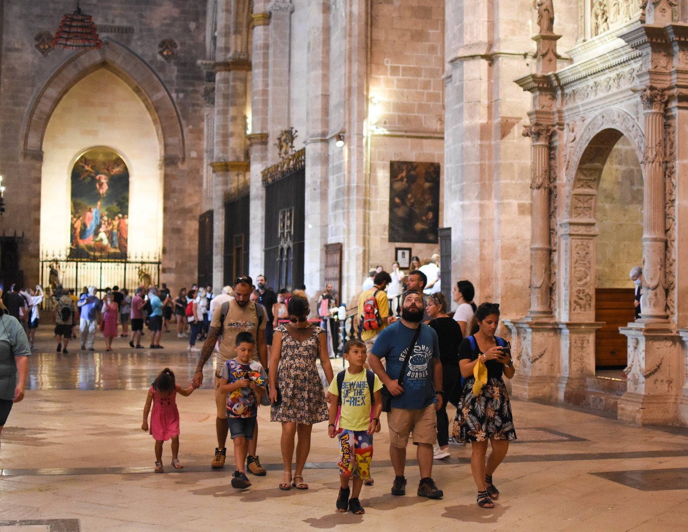 familia visita la catedral