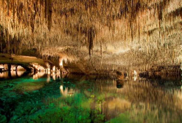 lago martel dentro las cuevas