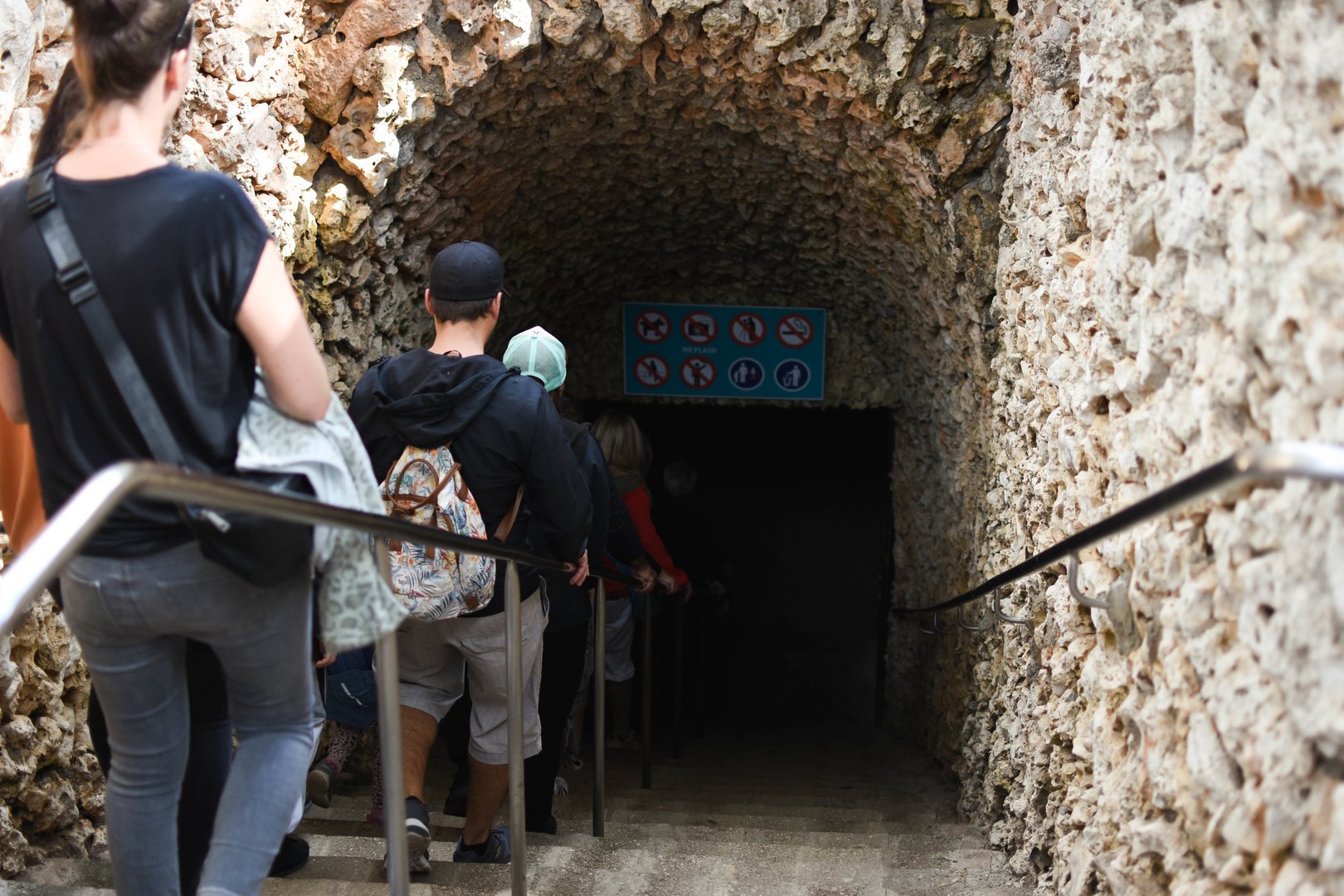 foto en la entrada a las cuevas