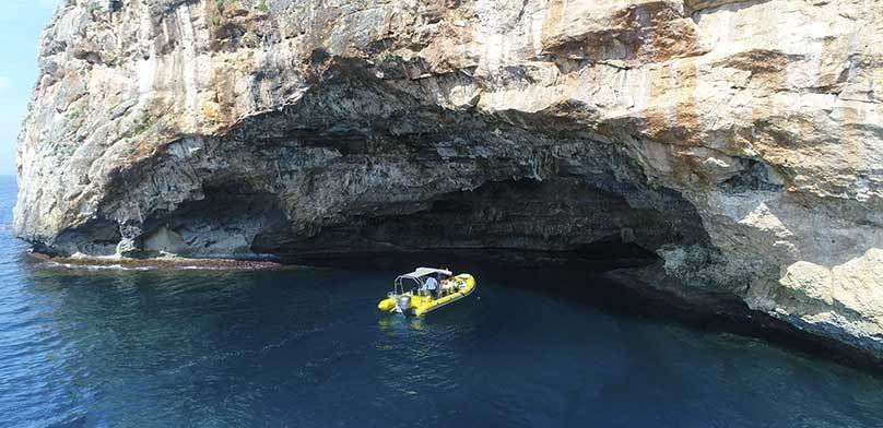 cueva marina cerca de las calas