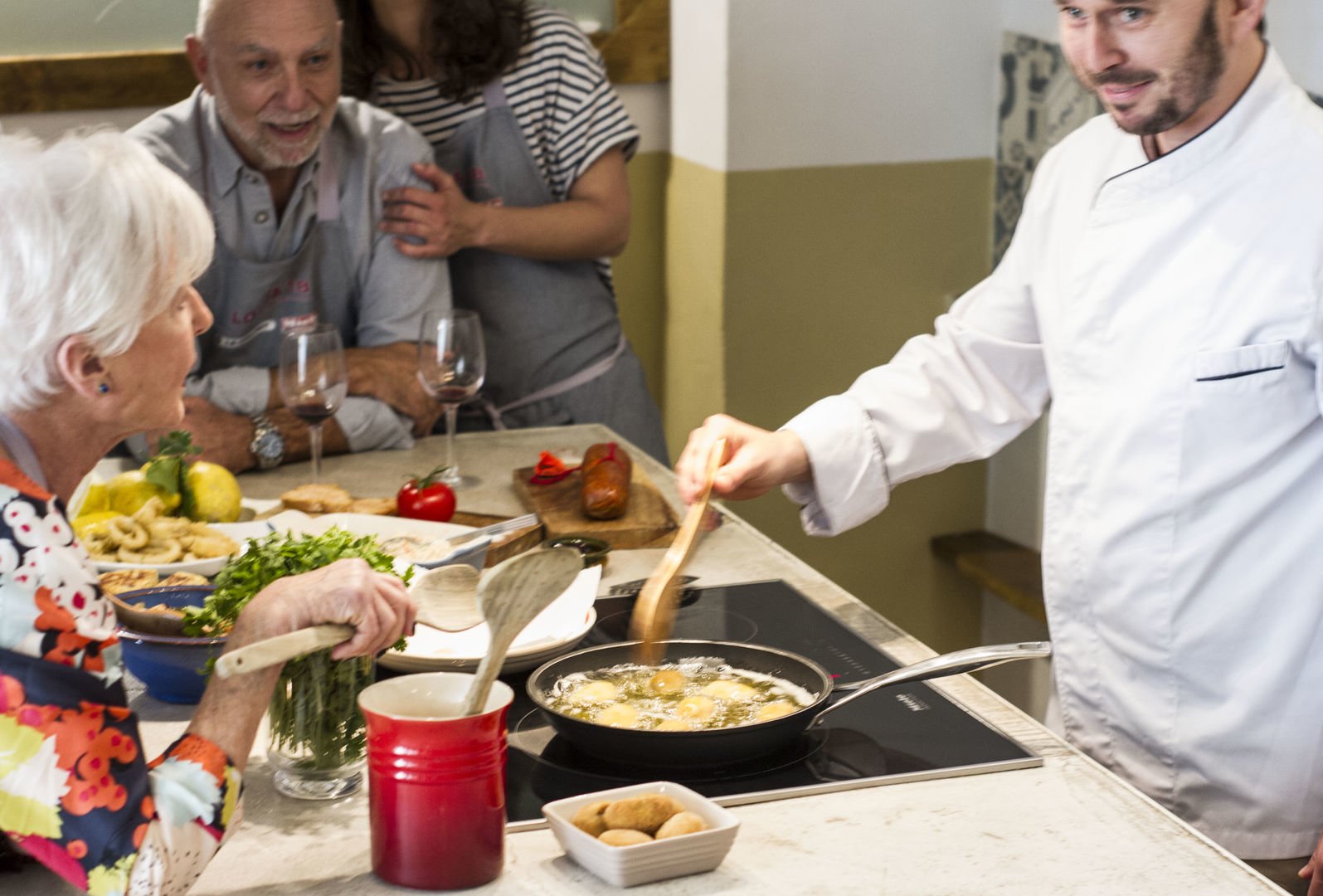el cocinero muestra la preparación