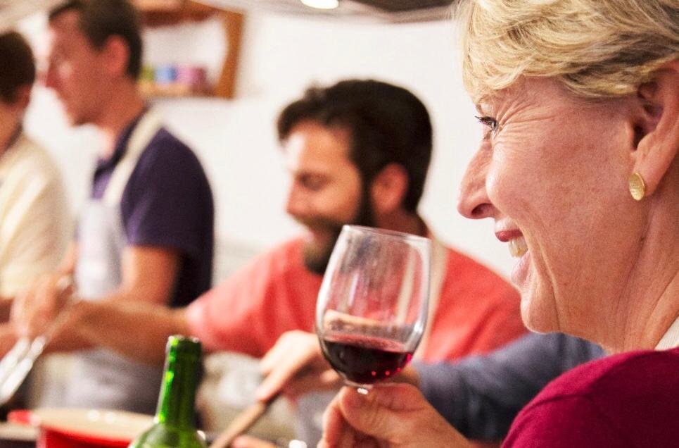 beber un vaso de vino con la cena