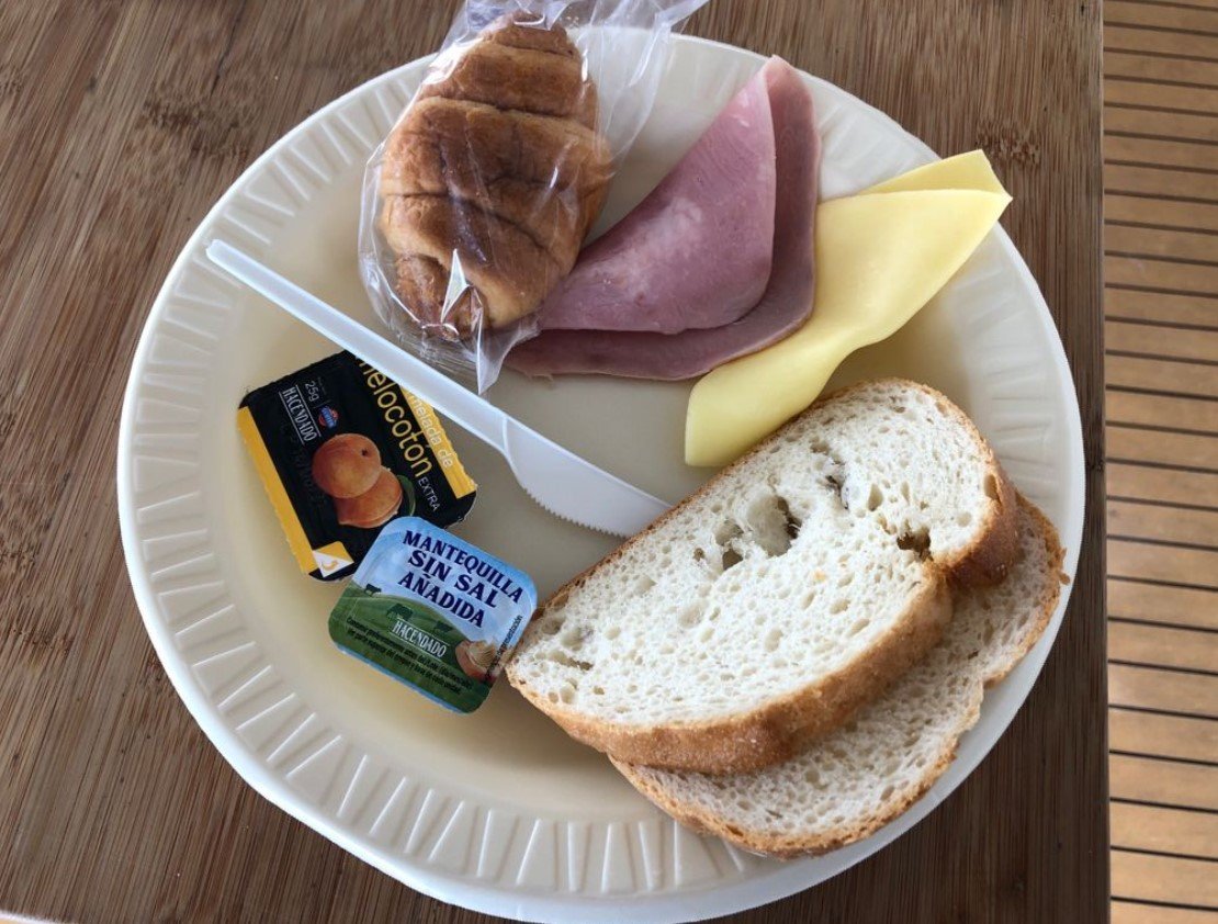 desayuno en la excursión de delfines