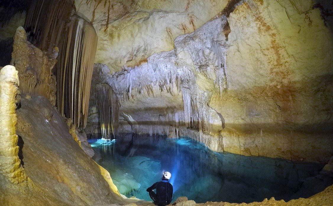nadar en el interior de la cueva des coloms