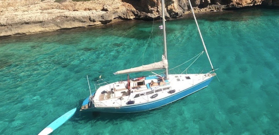 paseo en velero por las aguas de mallorca
