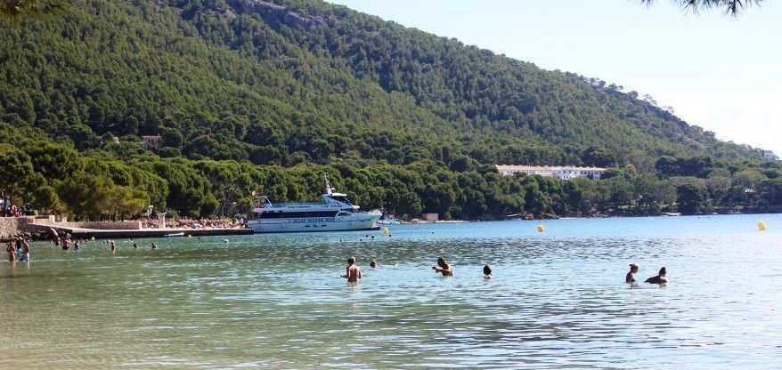 la playa de formentor y el barco en el fondo con el hotel