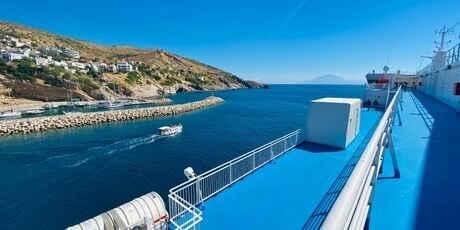 llegar a menorca en barco desde mallorca