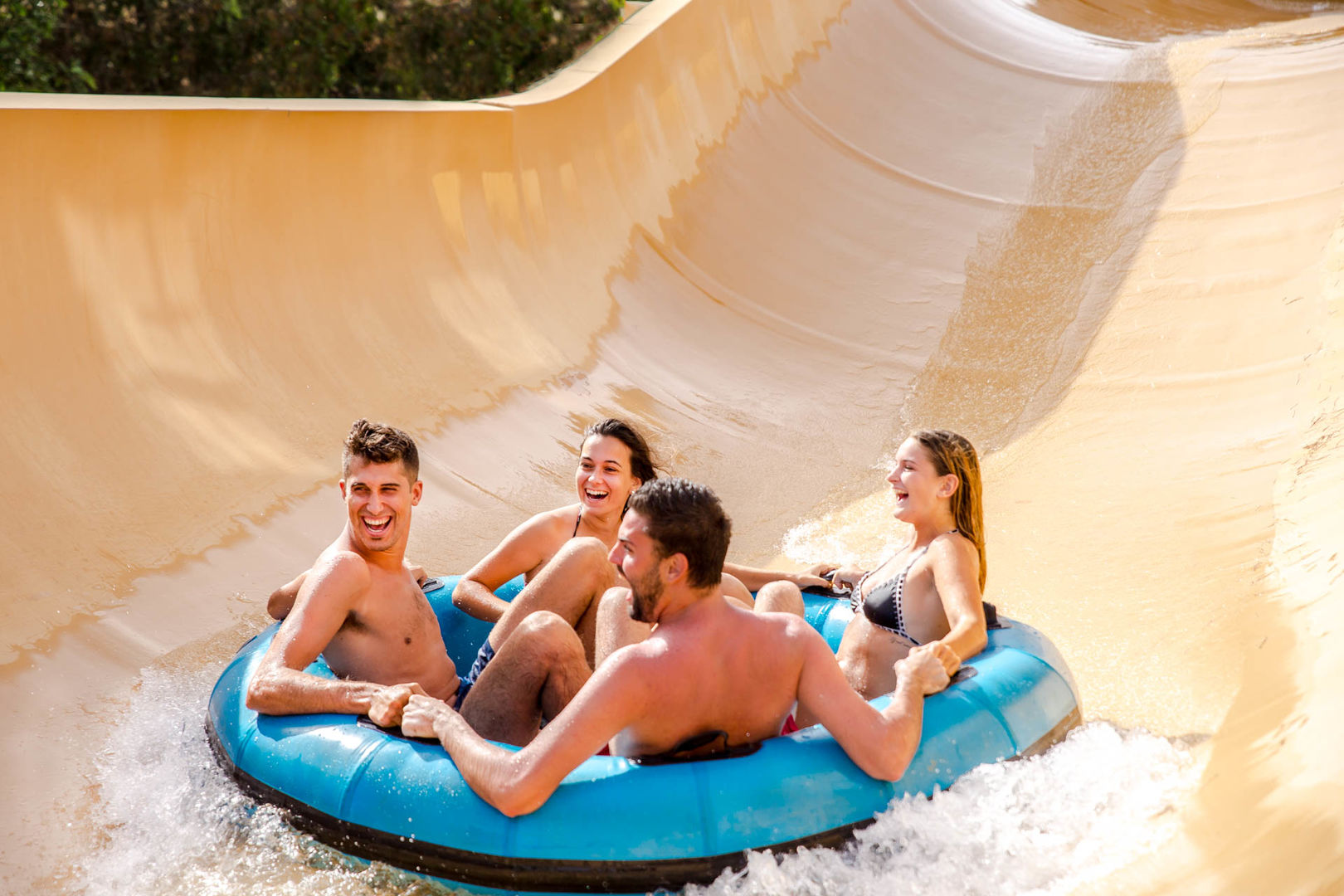 clientes relajando en tobogan 