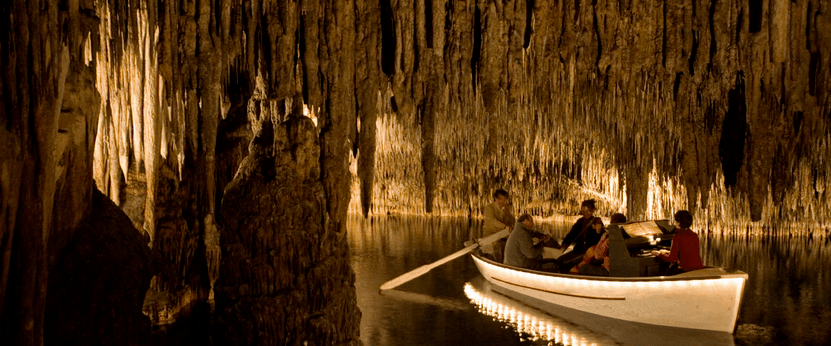 barco dentro de la cueva