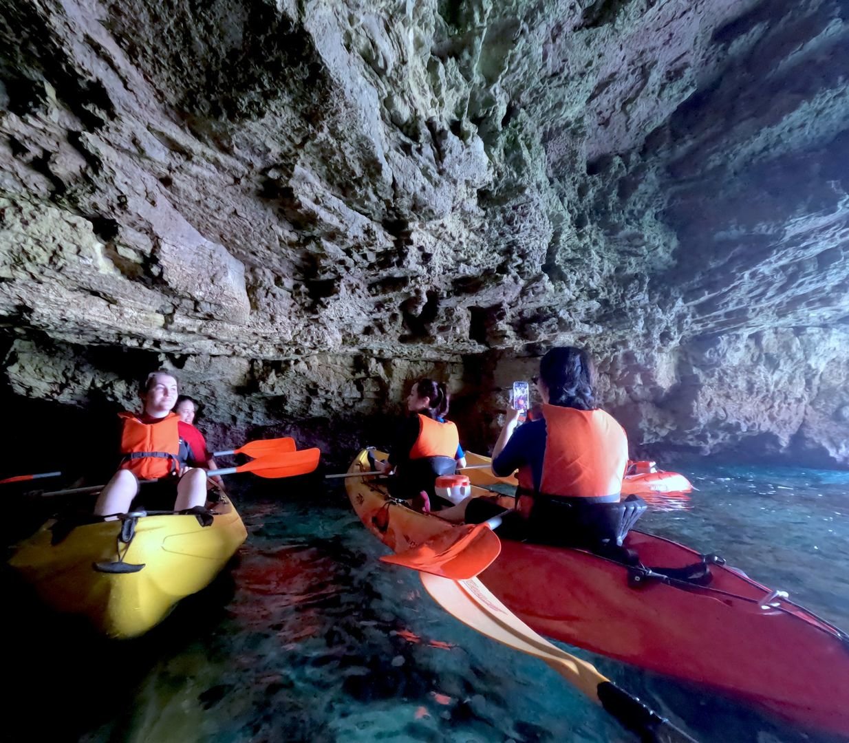 visita a una cueva marina