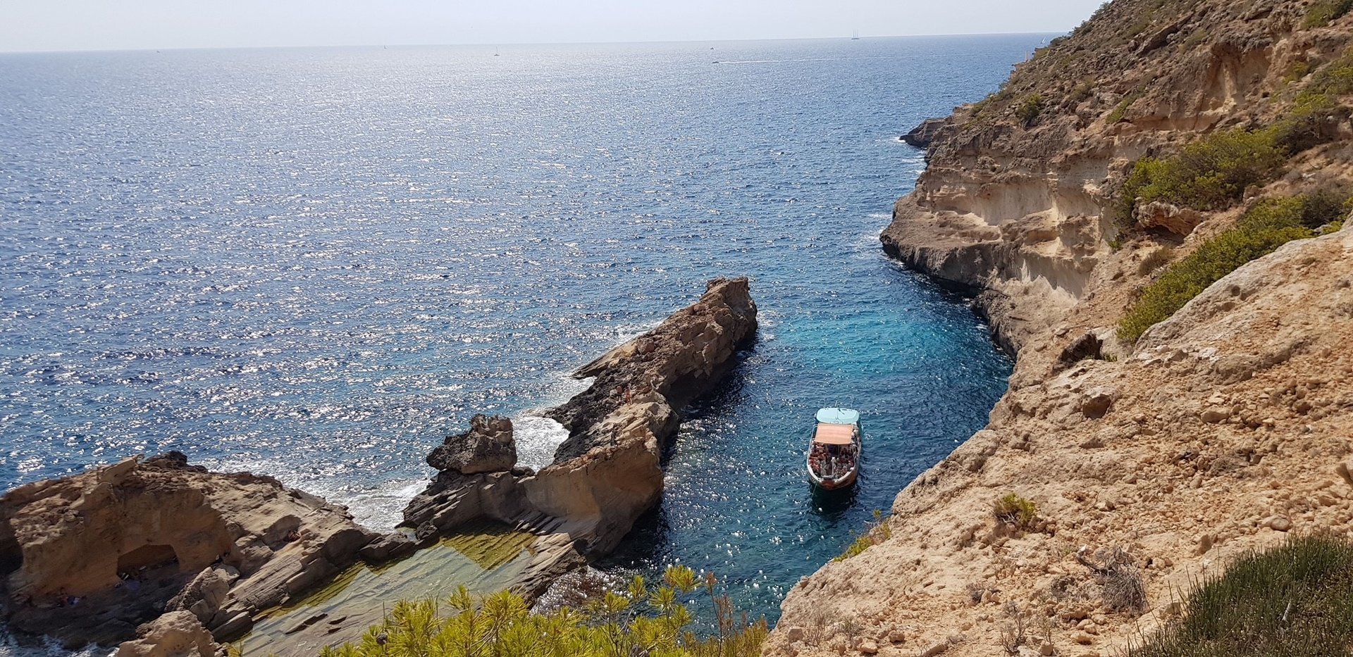 lancha en uno de los acantilados
