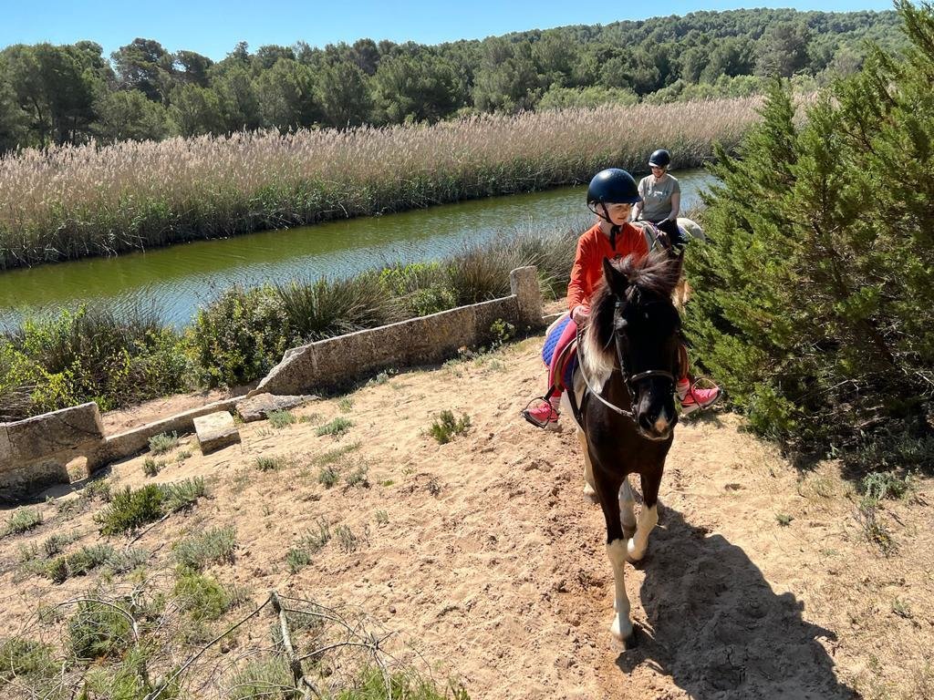 niño montando a caballo