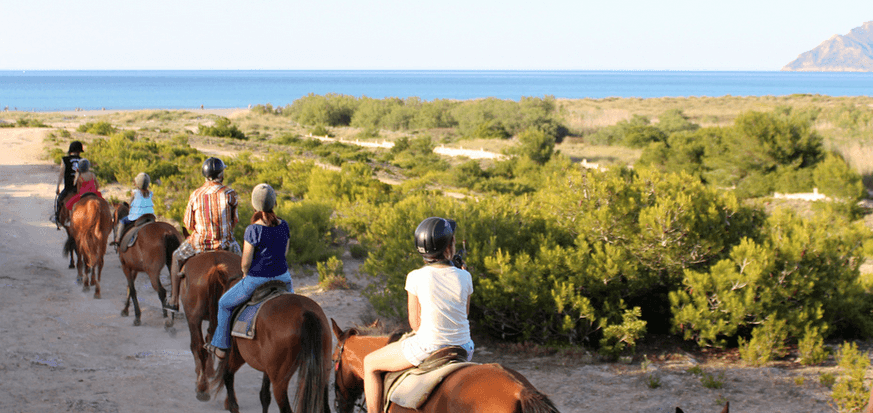 disfrutando del paseo a caballo