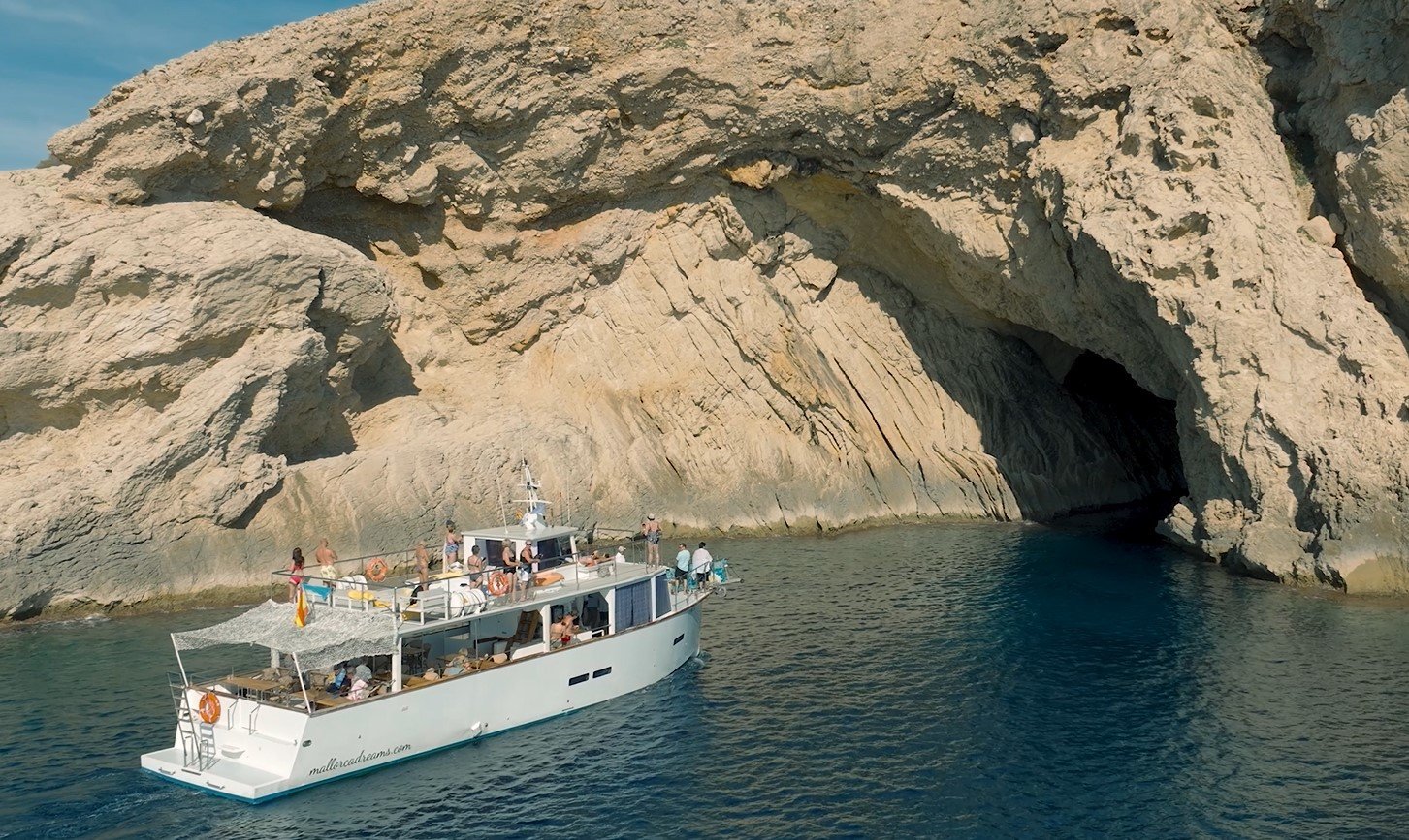 Barco entrando en una cueva marina